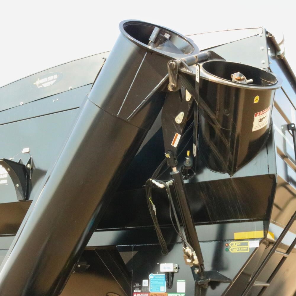 2026 J&M 1522-20T Grain Cart