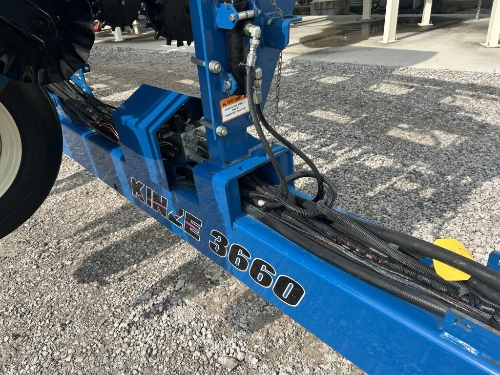 2011 Kinze 3660 Planter