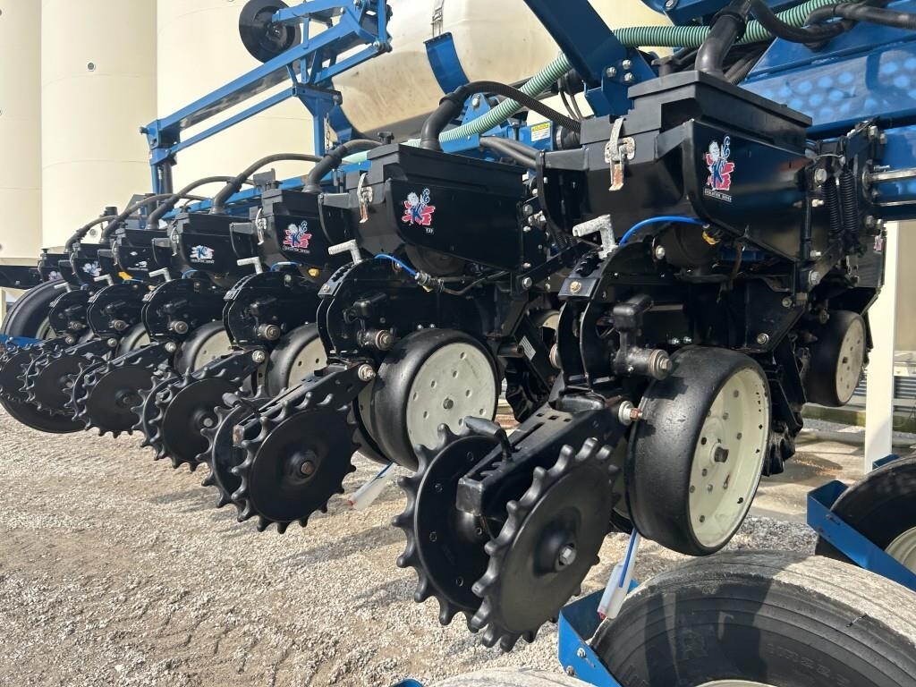 2011 Kinze 3660 Planter