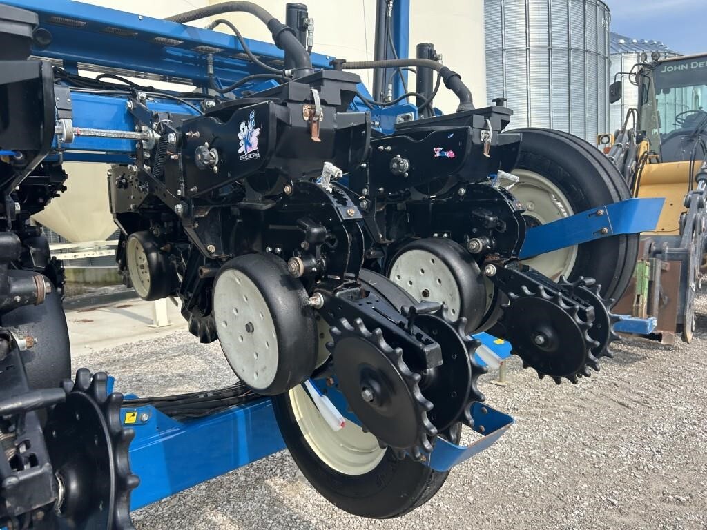 2011 Kinze 3660 Planter