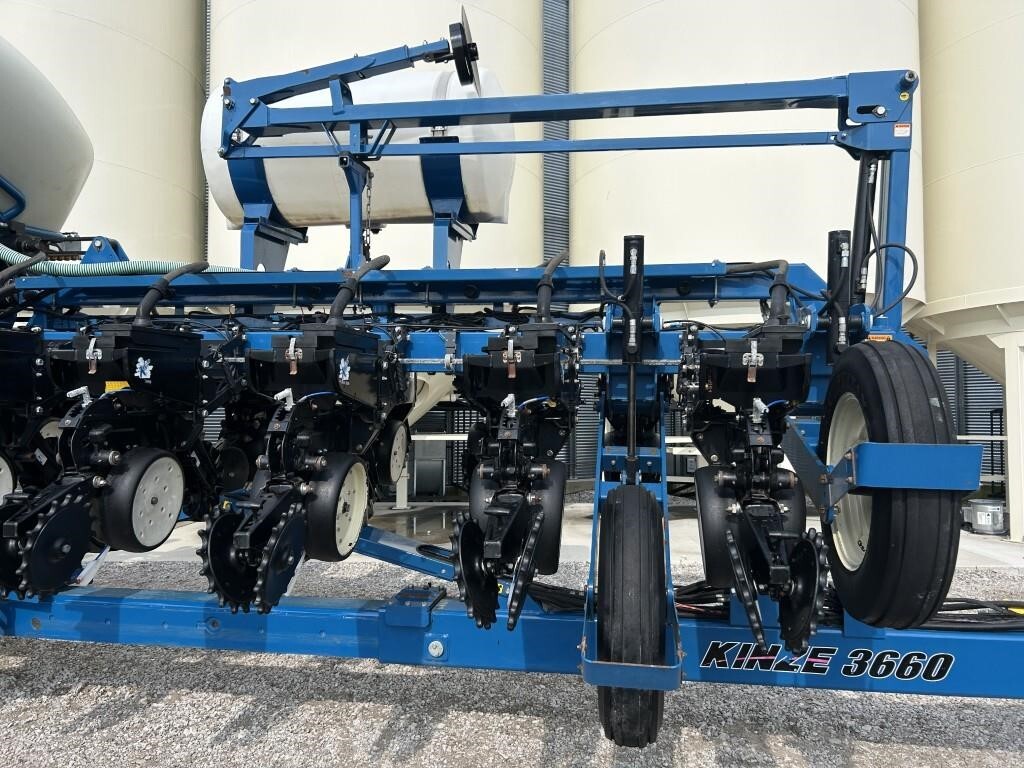 2011 Kinze 3660 Planter