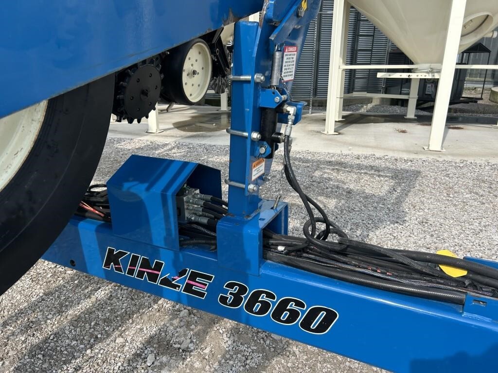 2011 Kinze 3660 Planter