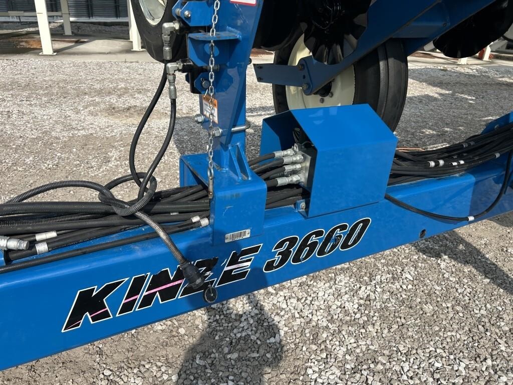 2011 Kinze 3660 Planter