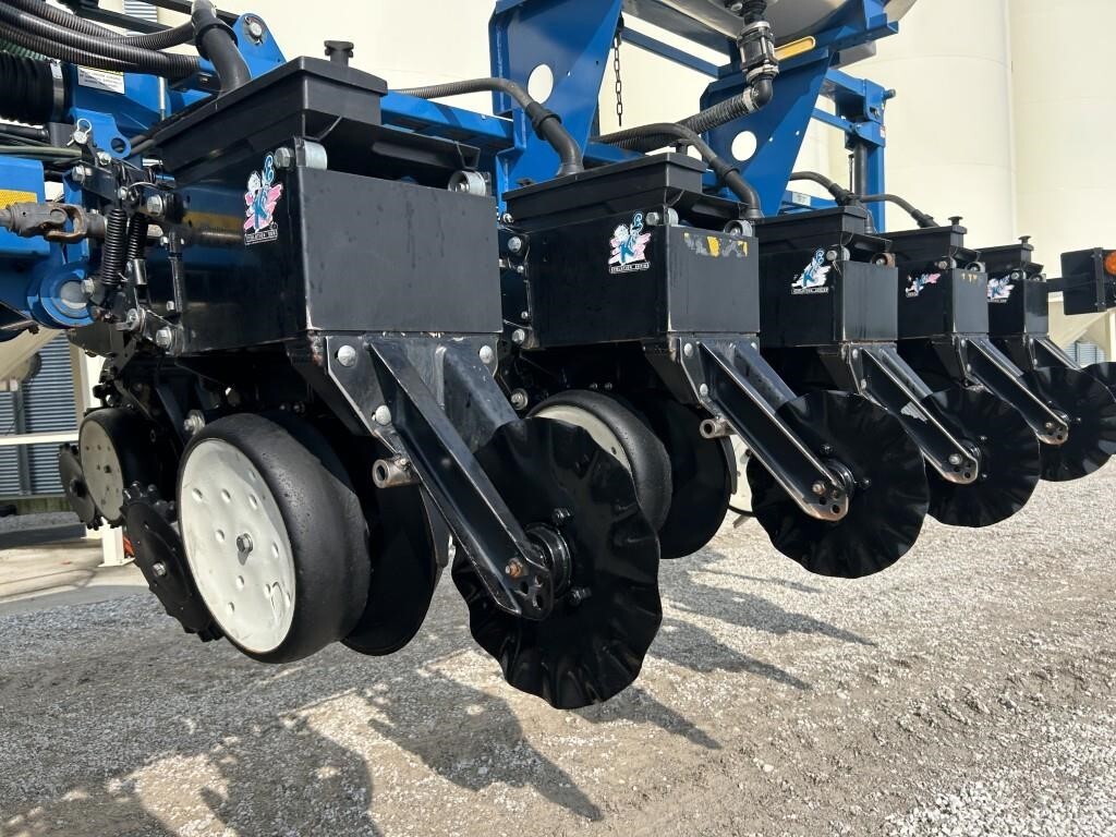 2011 Kinze 3660 Planter