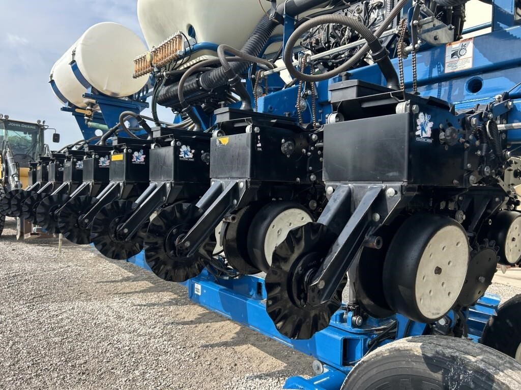 2011 Kinze 3660 Planter