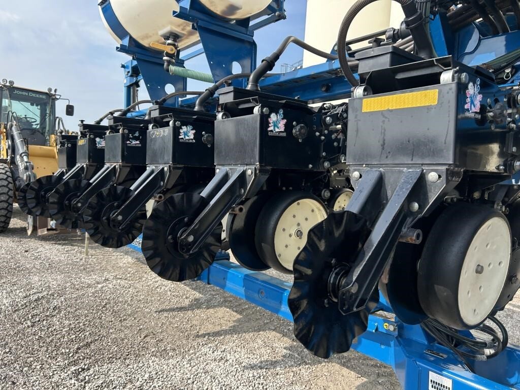 2011 Kinze 3660 Planter