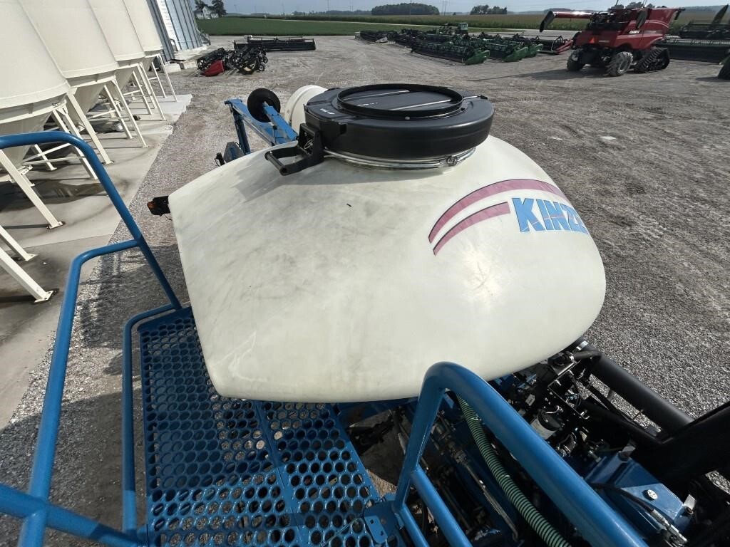 2011 Kinze 3660 Planter