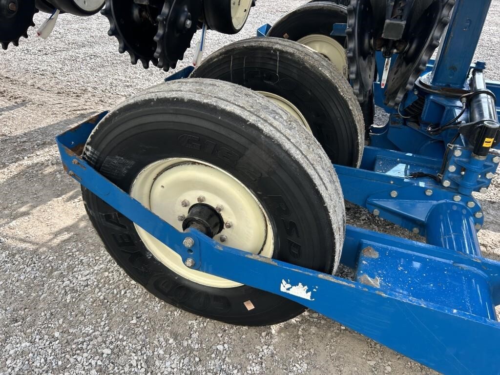2011 Kinze 3660 Planter