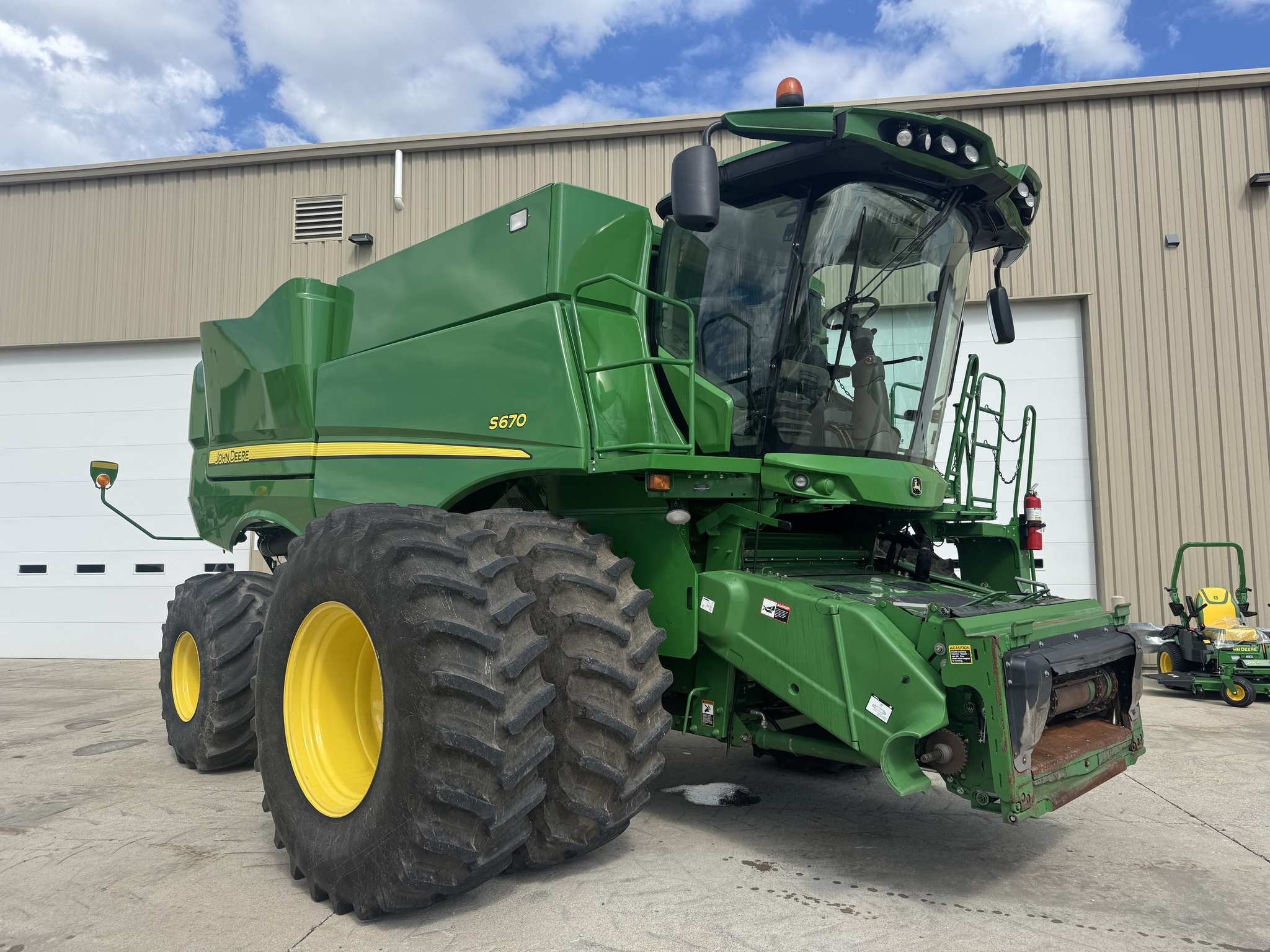 2016 John Deere S670 Combine
