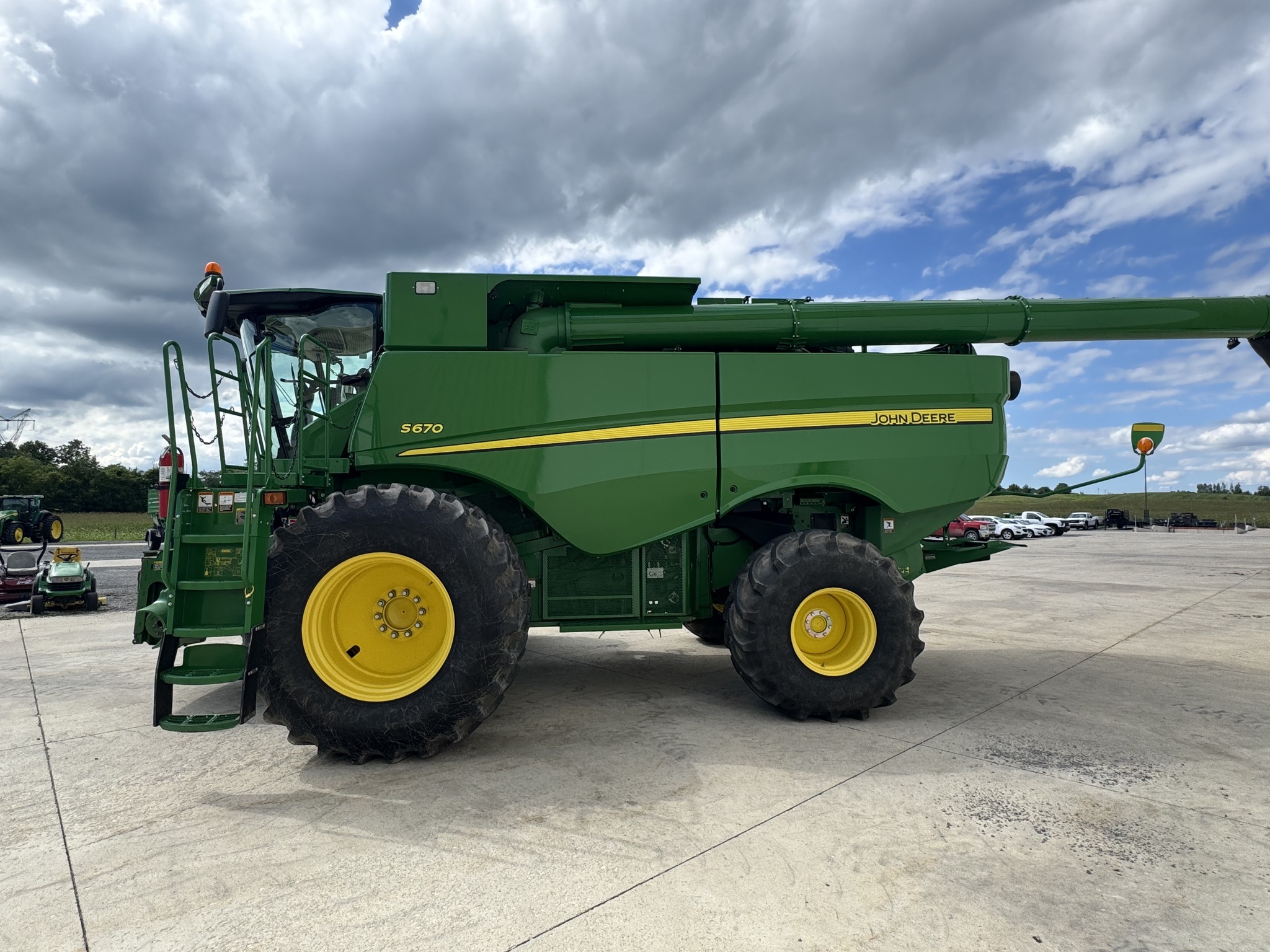 2016 John Deere S670 Combine