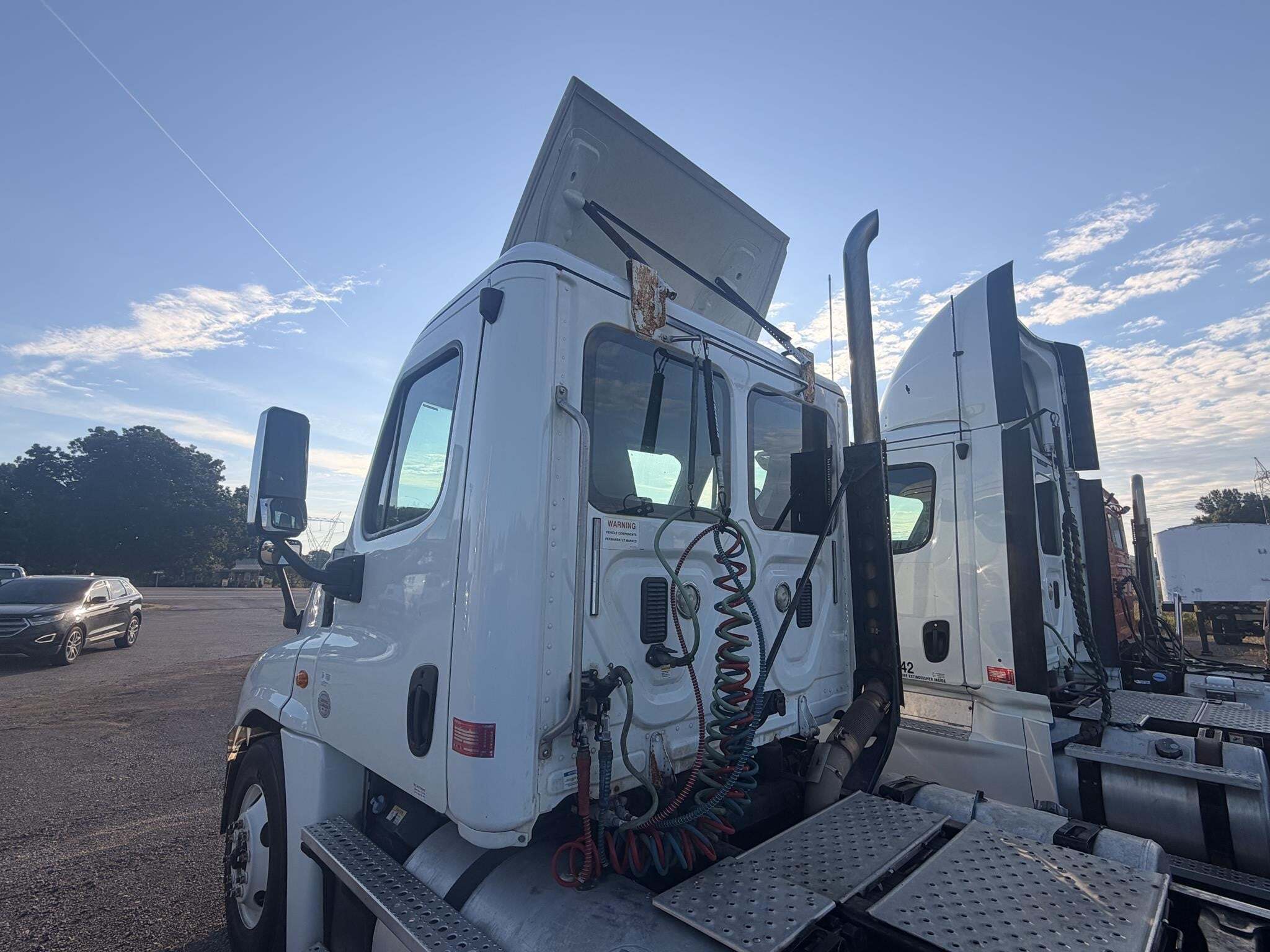 2016 Freightliner Cascadia 125 Semi Trucks/Trailer