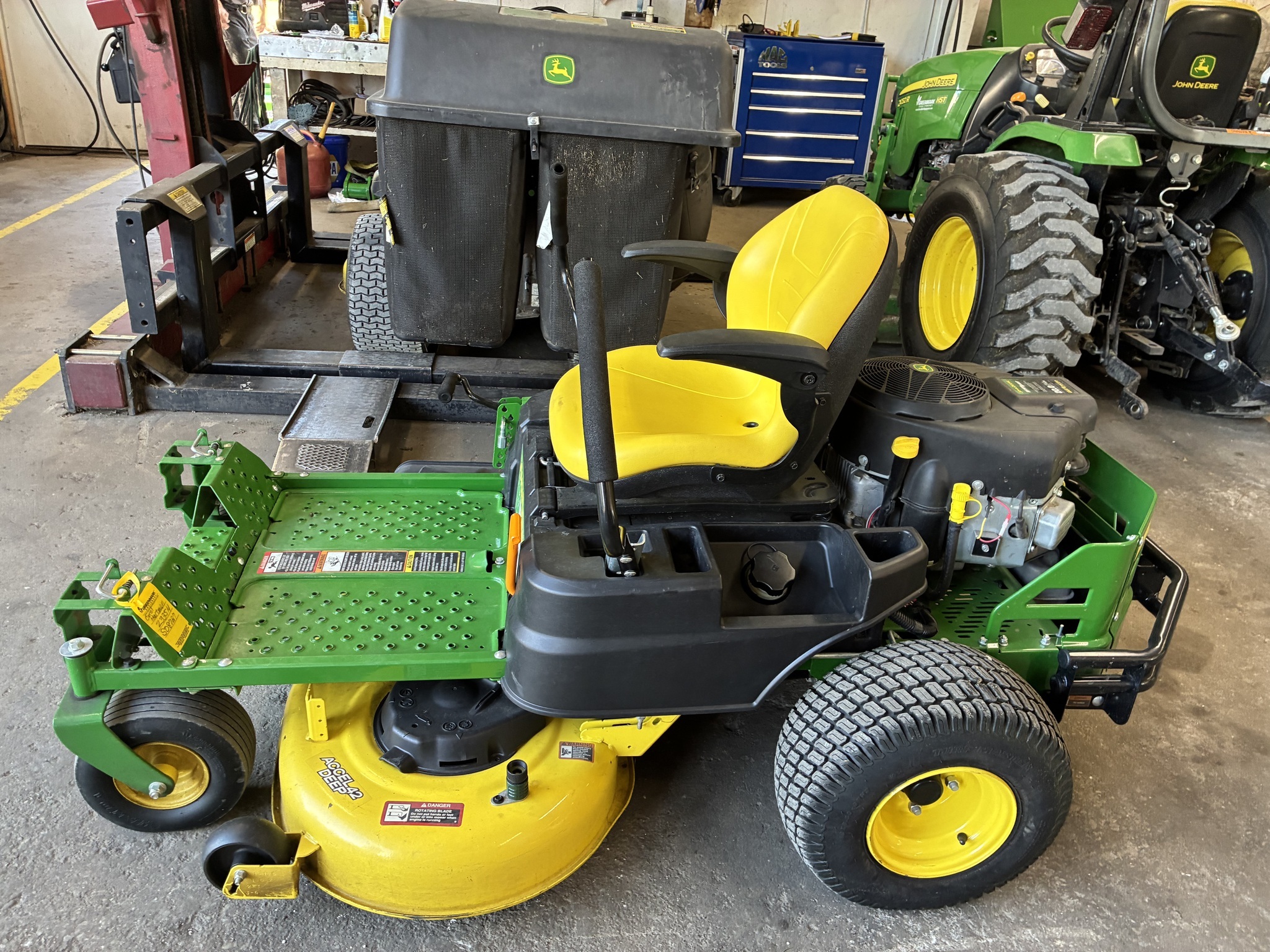 2019 John Deere Z335M Lawn Mower