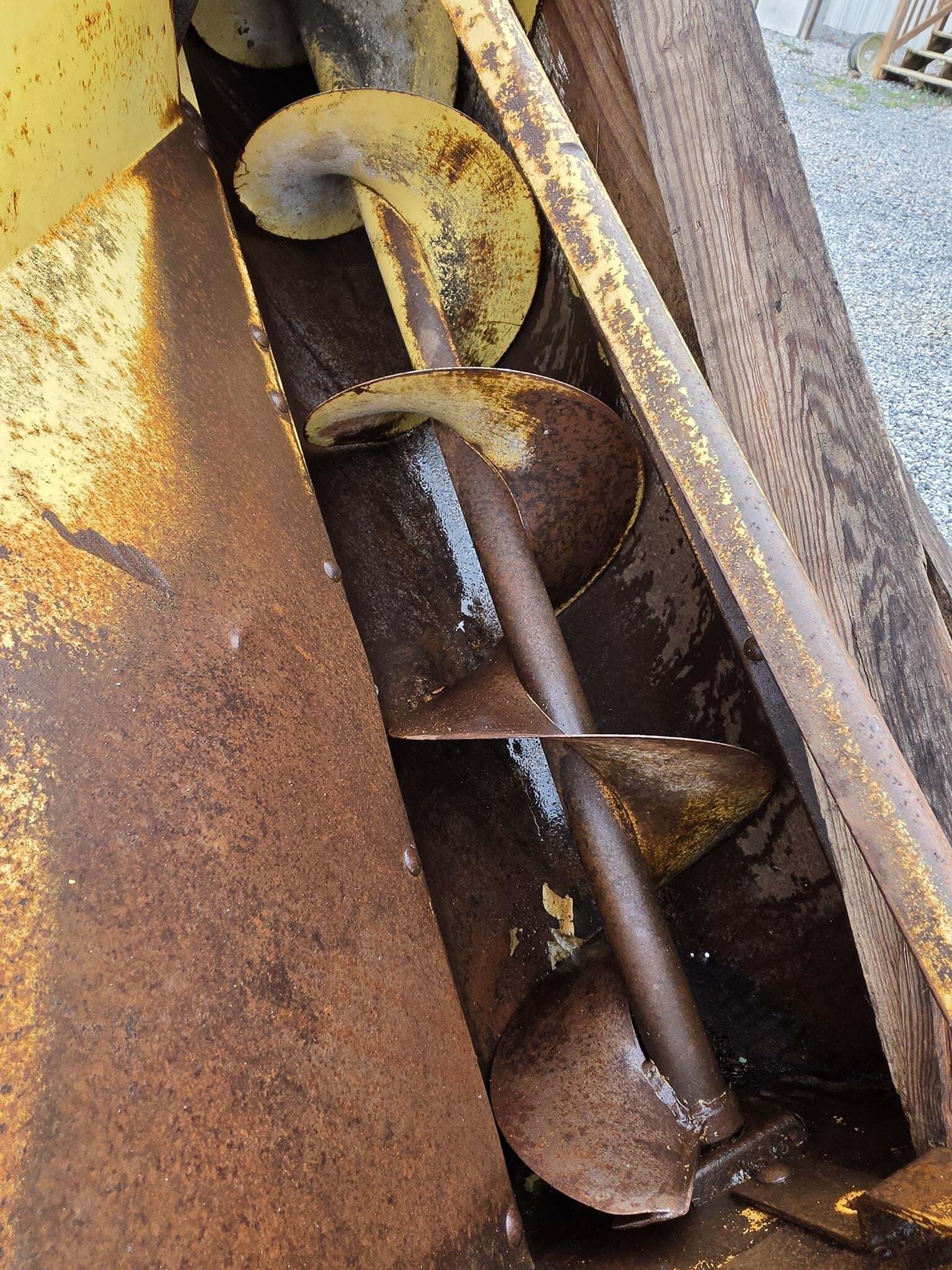  New Holland 353 Grinders and Mixer