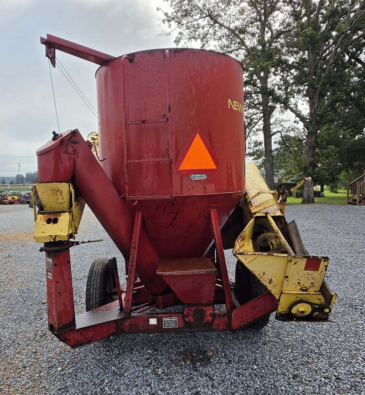  New Holland 353 Grinders and Mixer