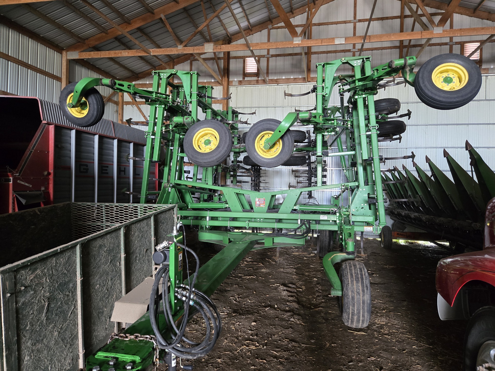 2014 John Deere 2210 Field Cultivator