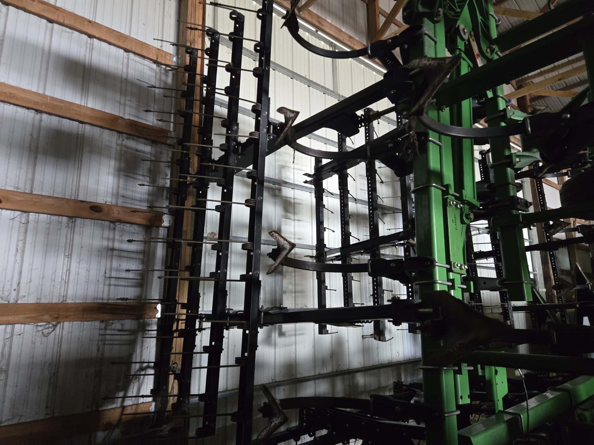 2014 John Deere 2210 Field Cultivator