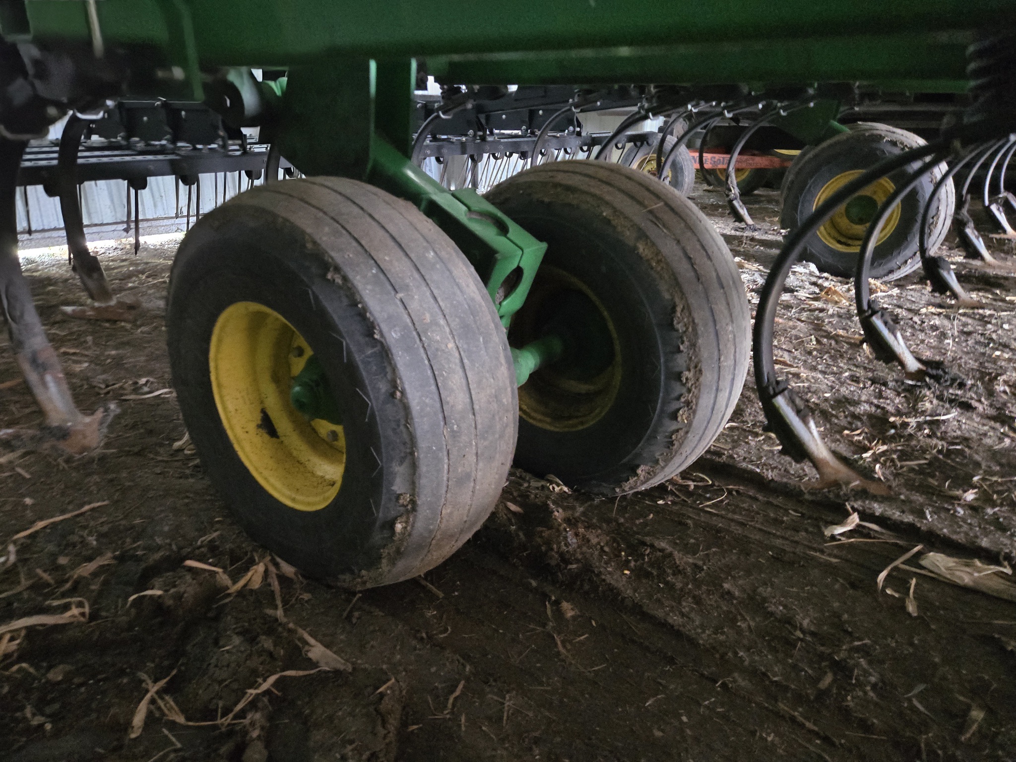 2014 John Deere 2210 Field Cultivator