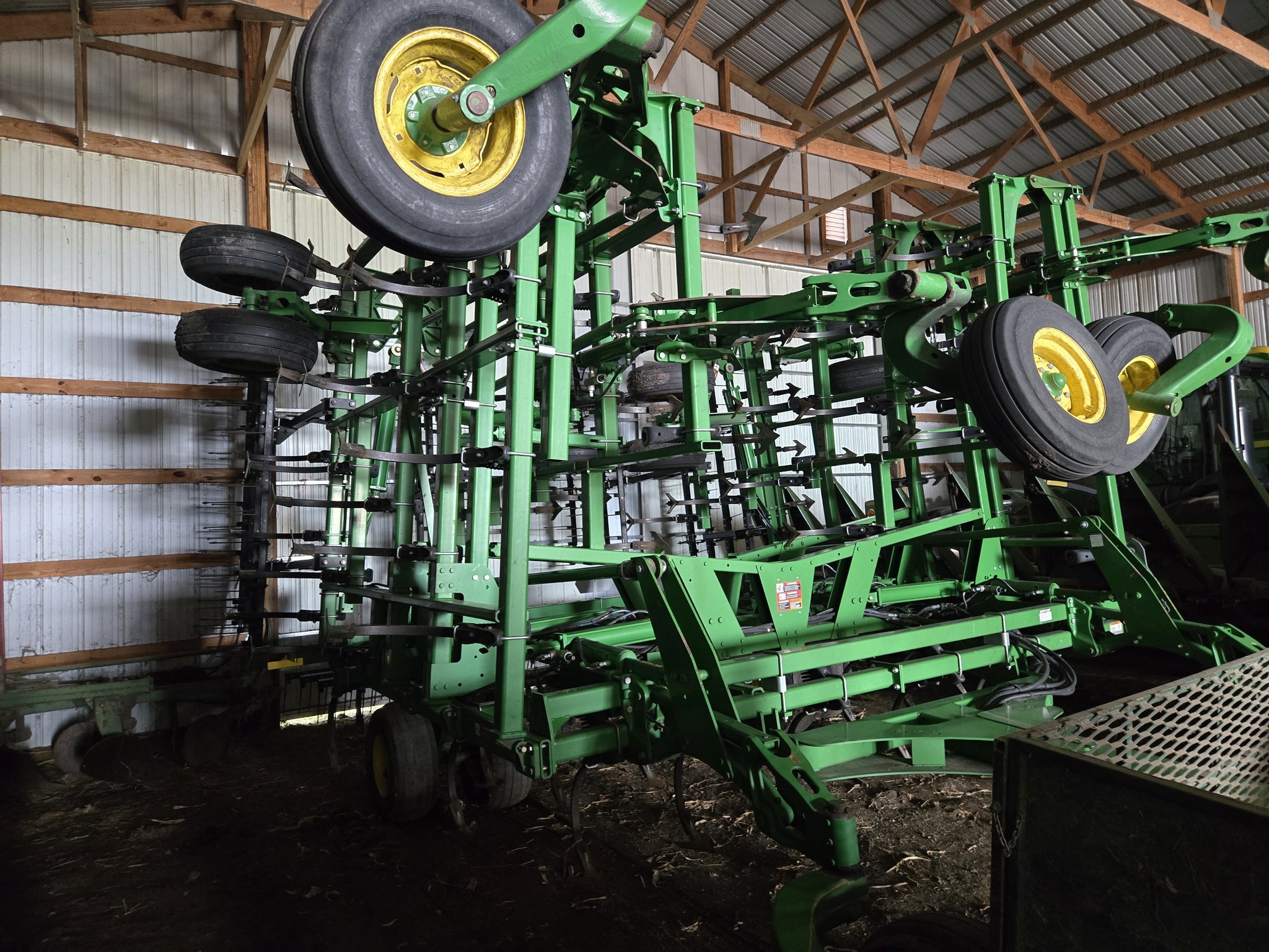 2014 John Deere 2210 Field Cultivator