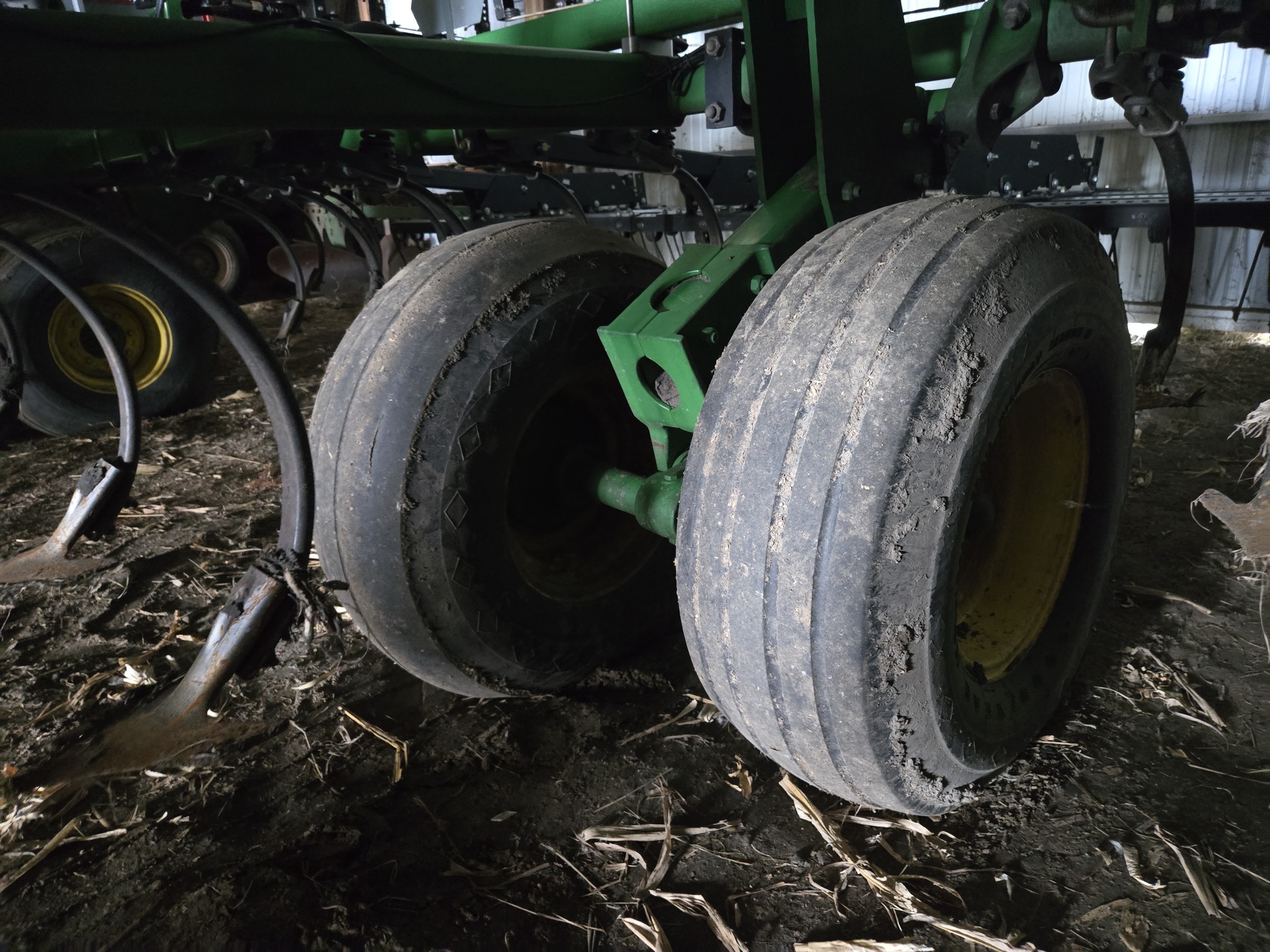 2014 John Deere 2210 Field Cultivator