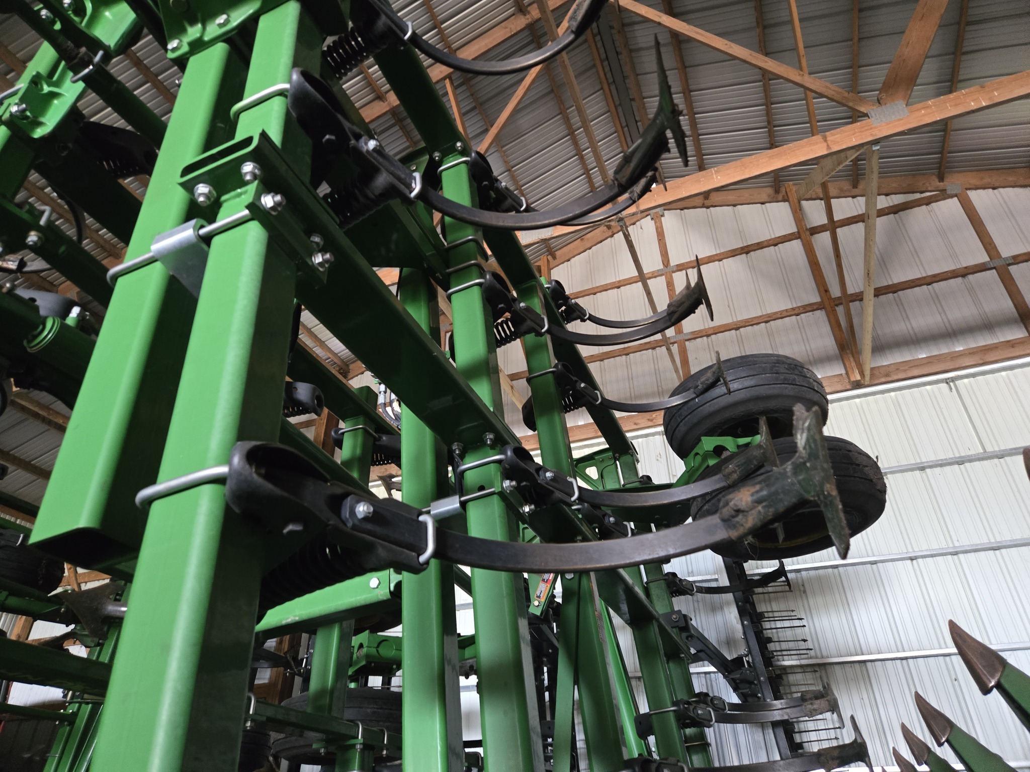 2014 John Deere 2210 Field Cultivator