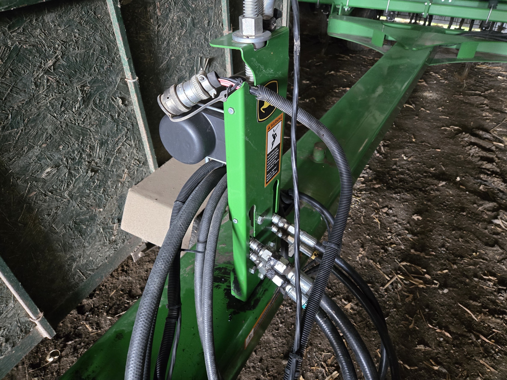 2014 John Deere 2210 Field Cultivator