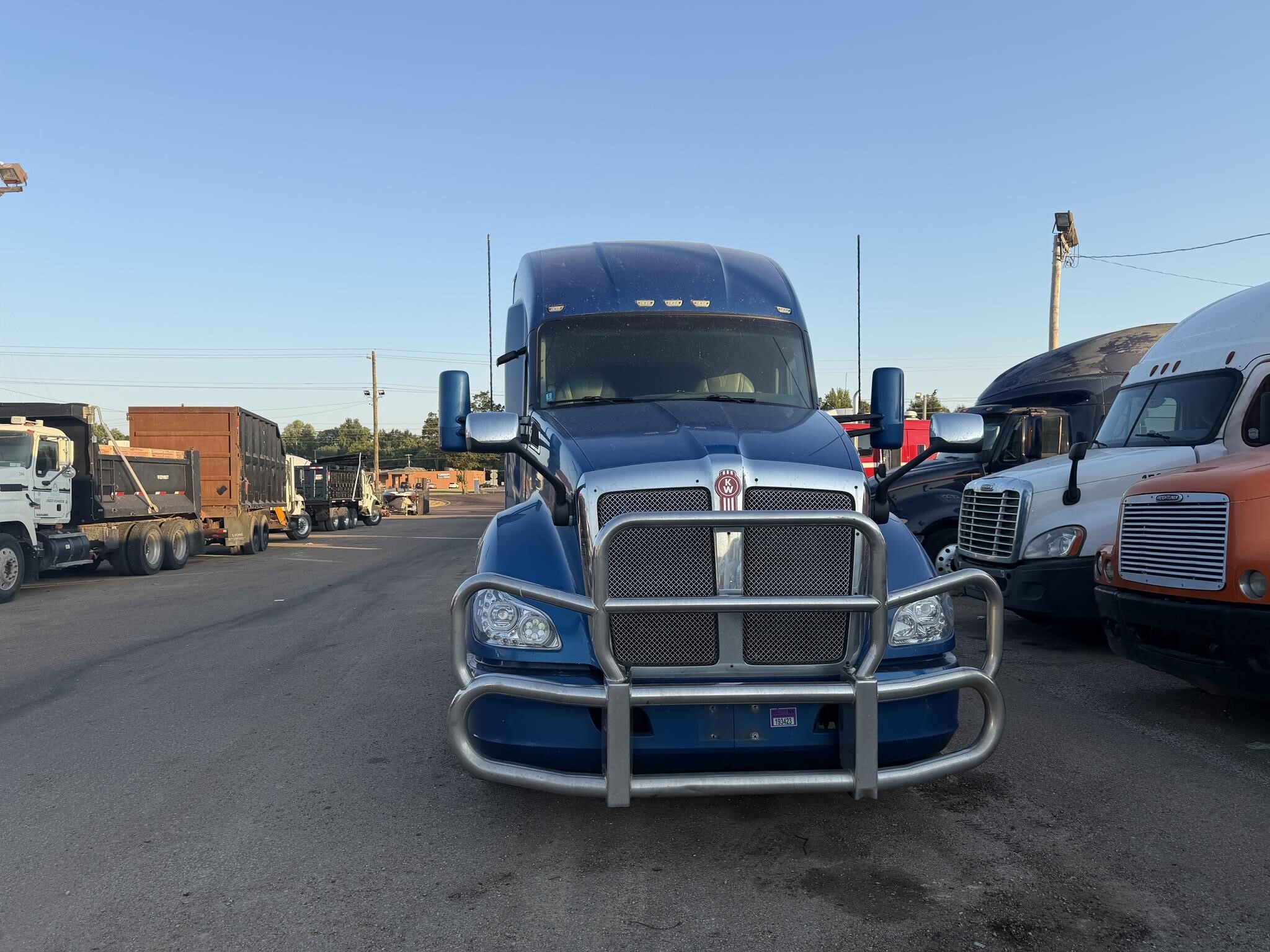 2017 Kenworth T680 Semi Trucks/Trailer