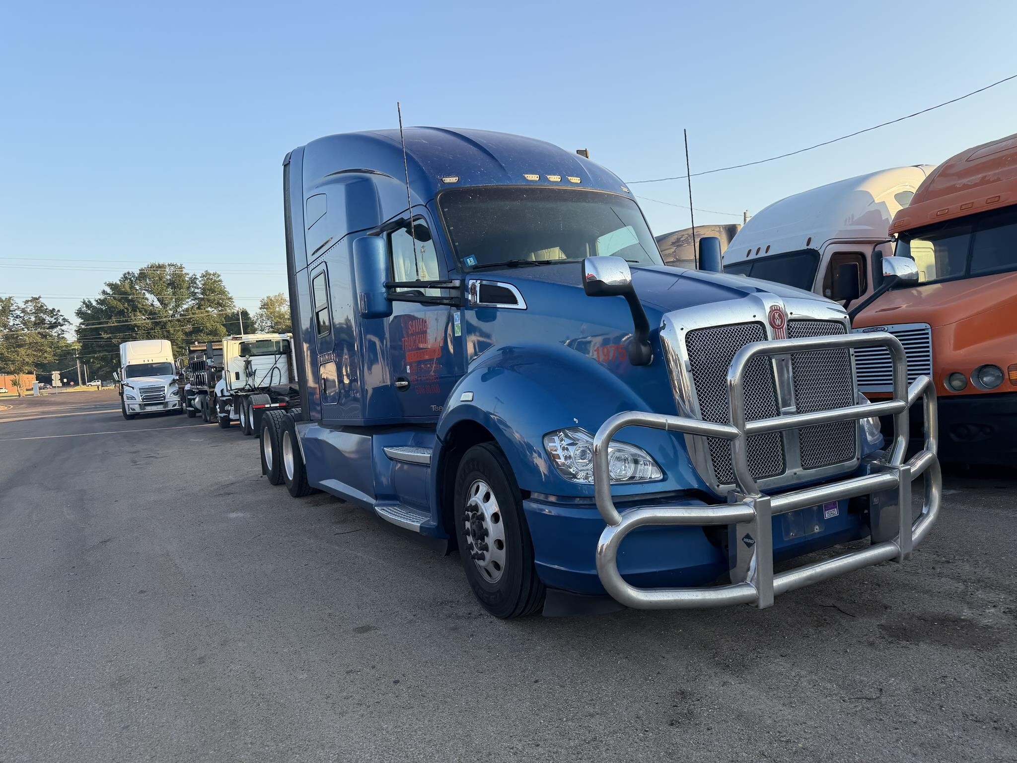 2017 Kenworth T680 Semi Trucks/Trailer