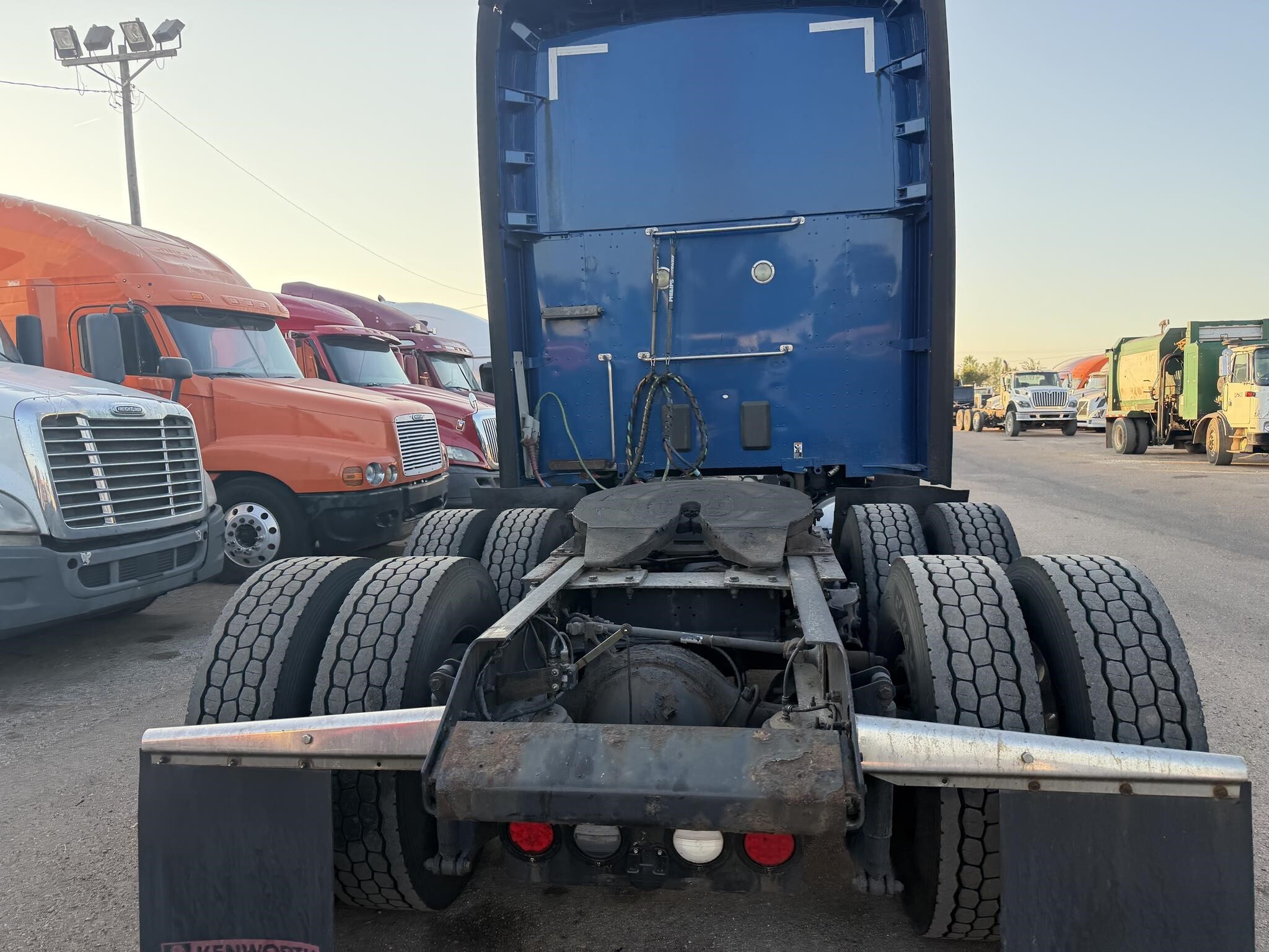 2017 Kenworth T680 Semi Trucks/Trailer