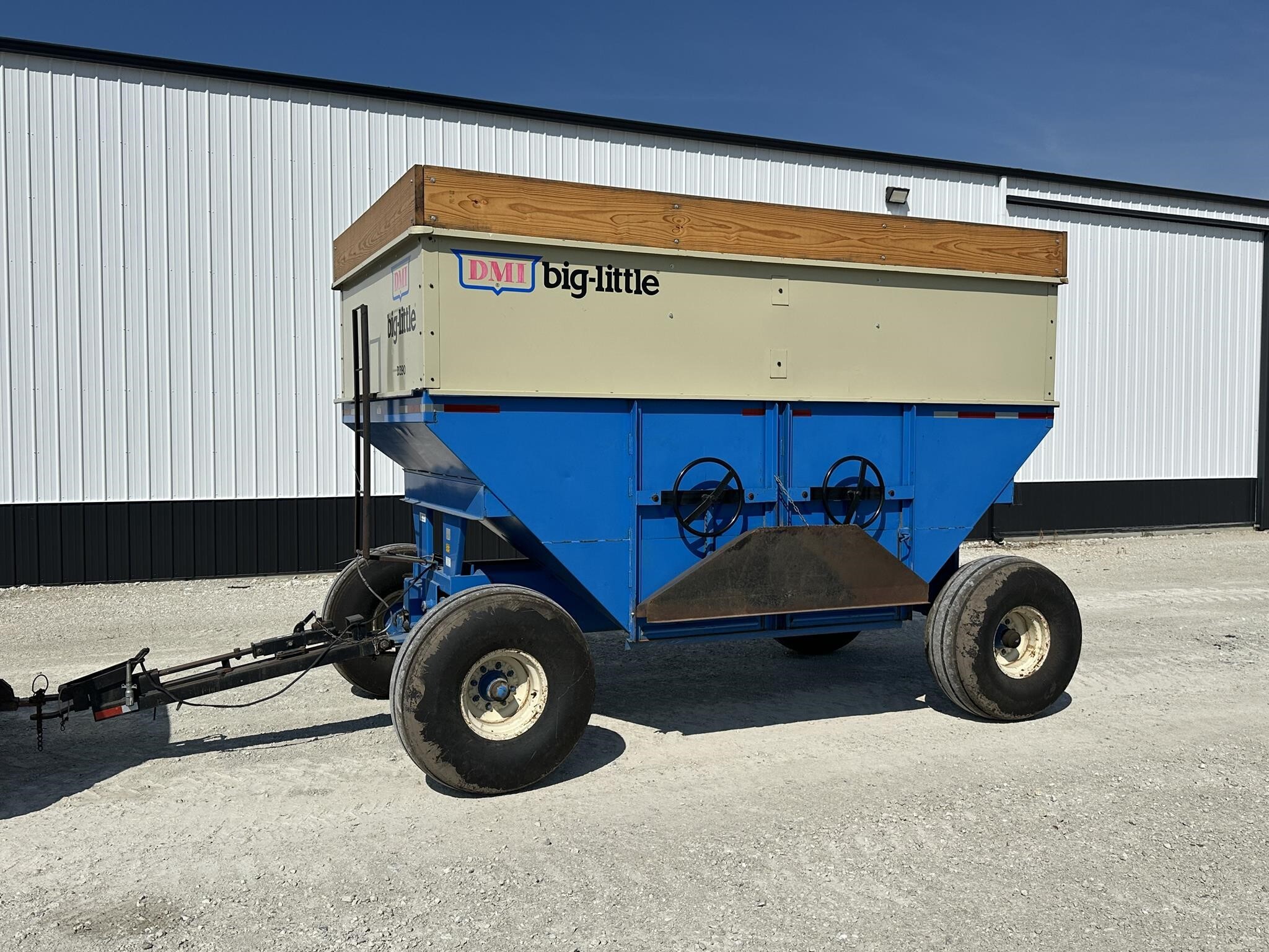  DMI D390 Gravity Wagon