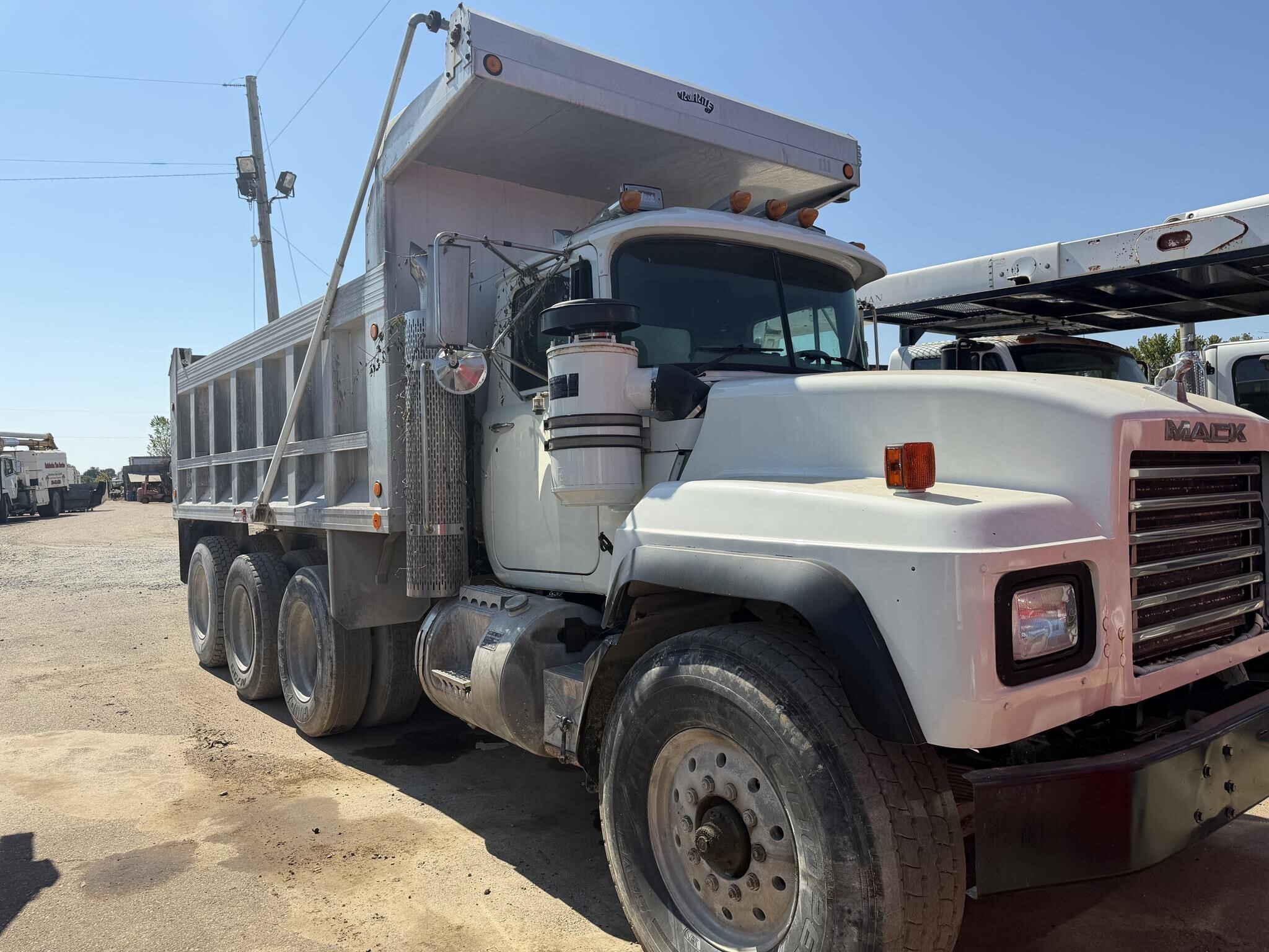 1997 Mack RD688S Semi Trucks/Trailer