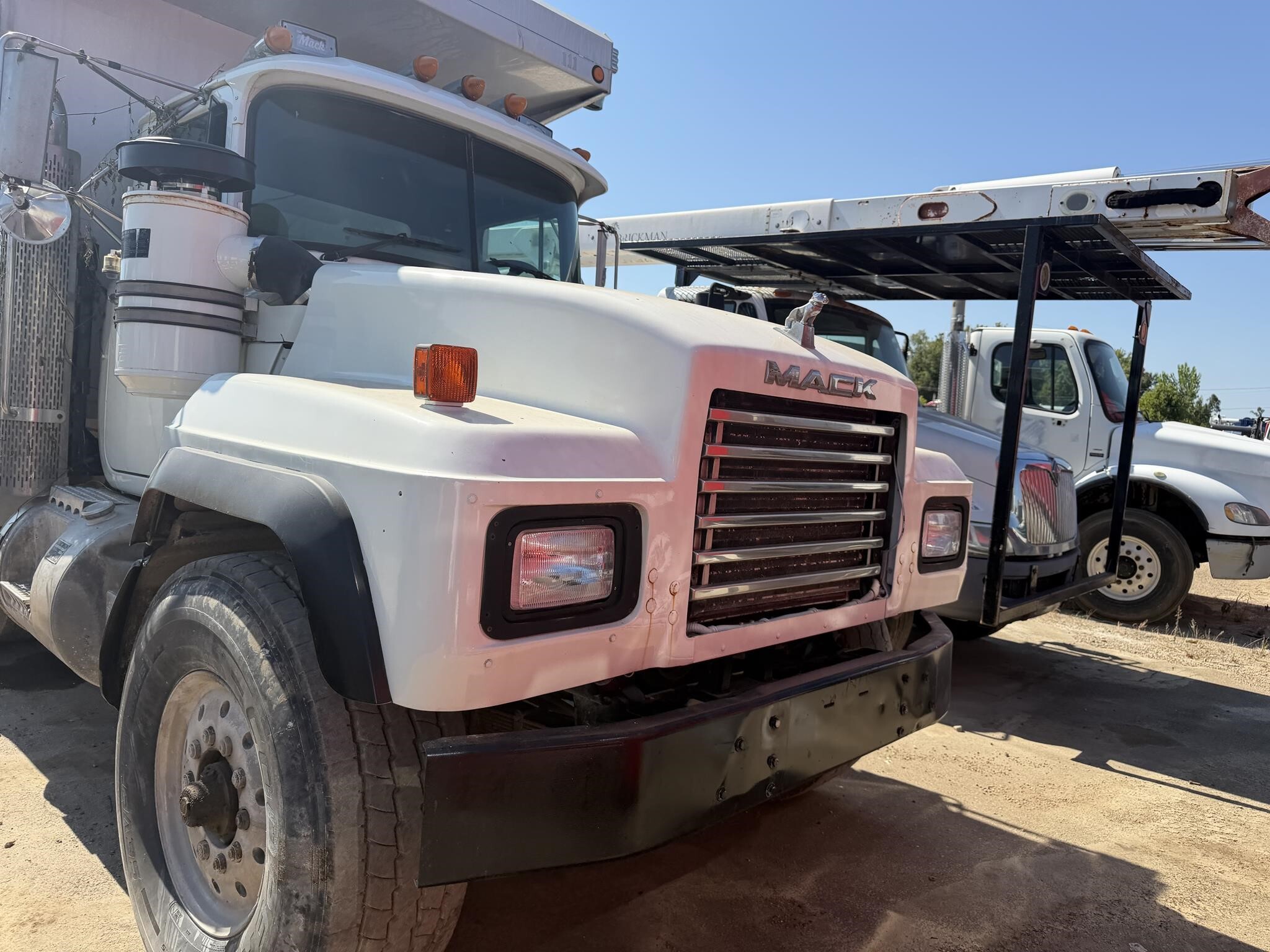 1997 Mack RD688S Semi Trucks/Trailer