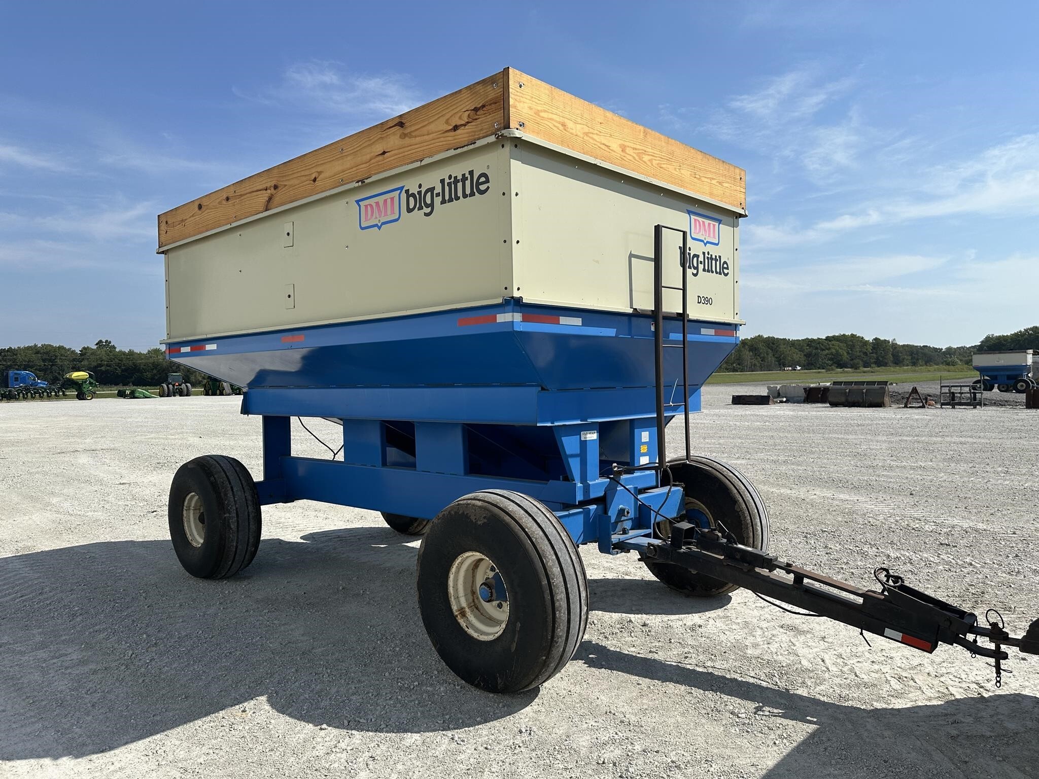  DMI D390 Gravity Wagon