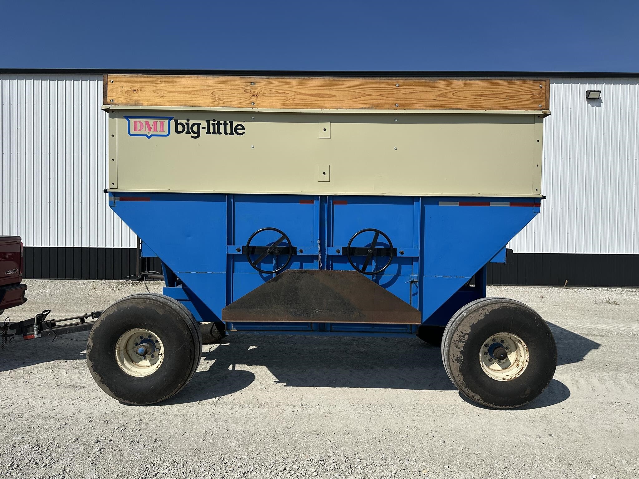  DMI D390 Gravity Wagon