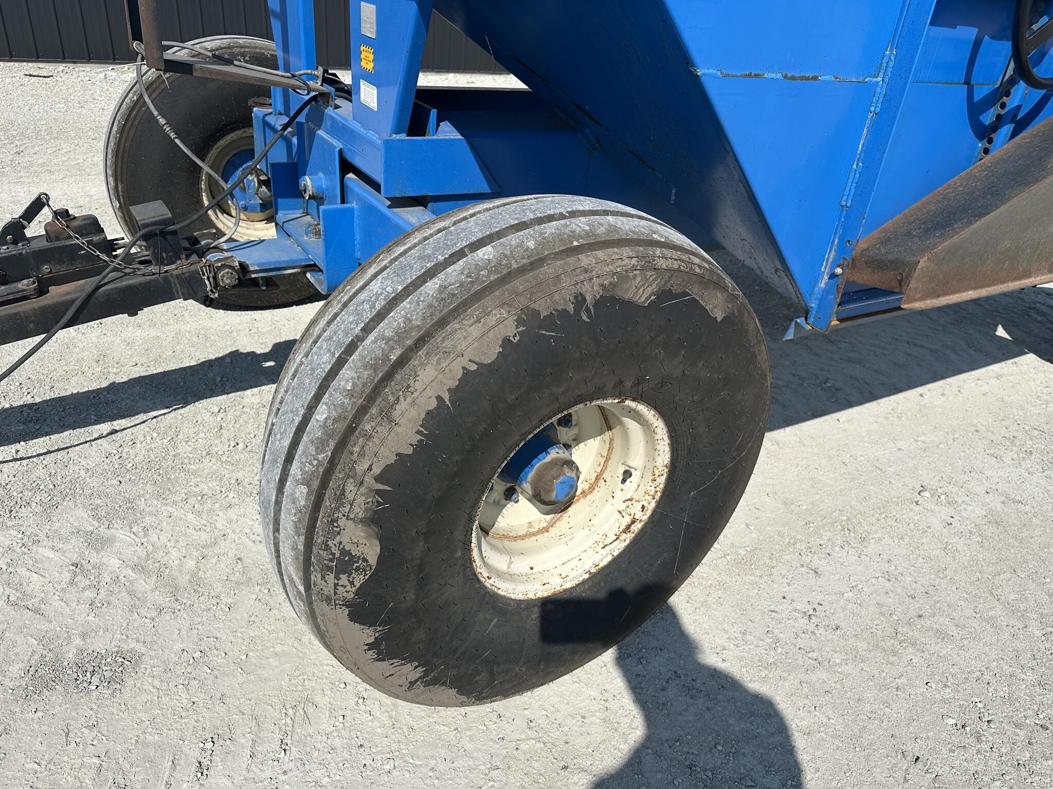  DMI D390 Gravity Wagon