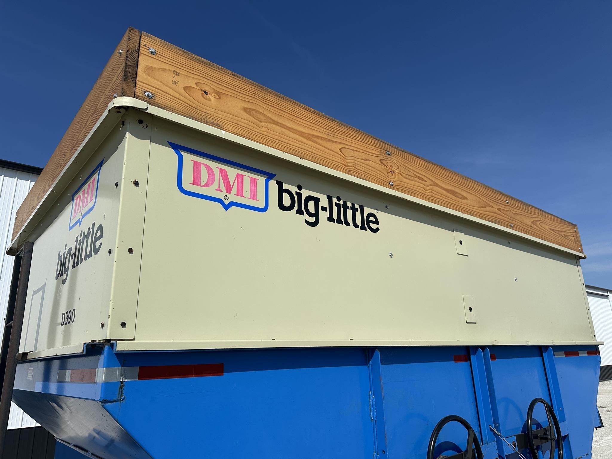  DMI D390 Gravity Wagon