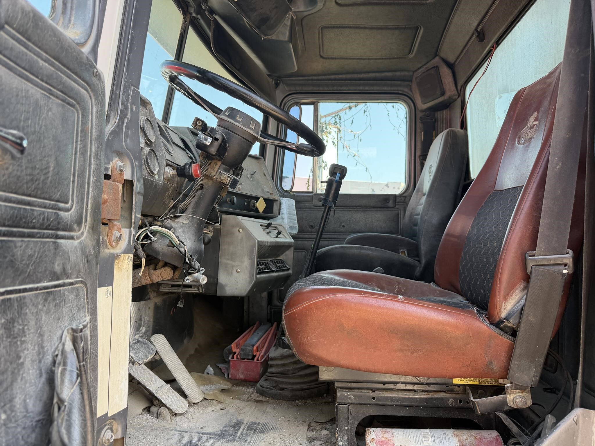 1997 Mack RD688S Semi Trucks/Trailer