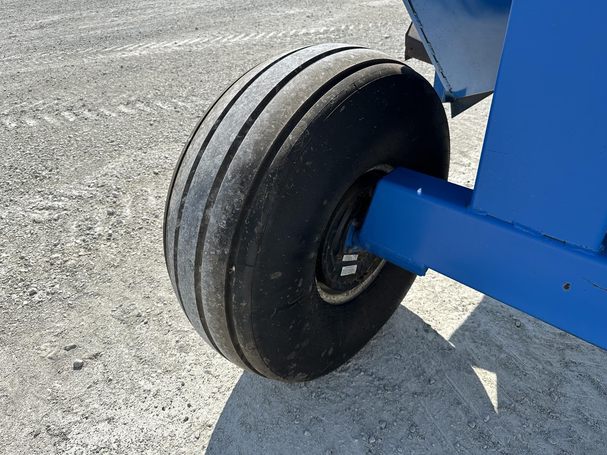 DMI D390 Gravity Wagon