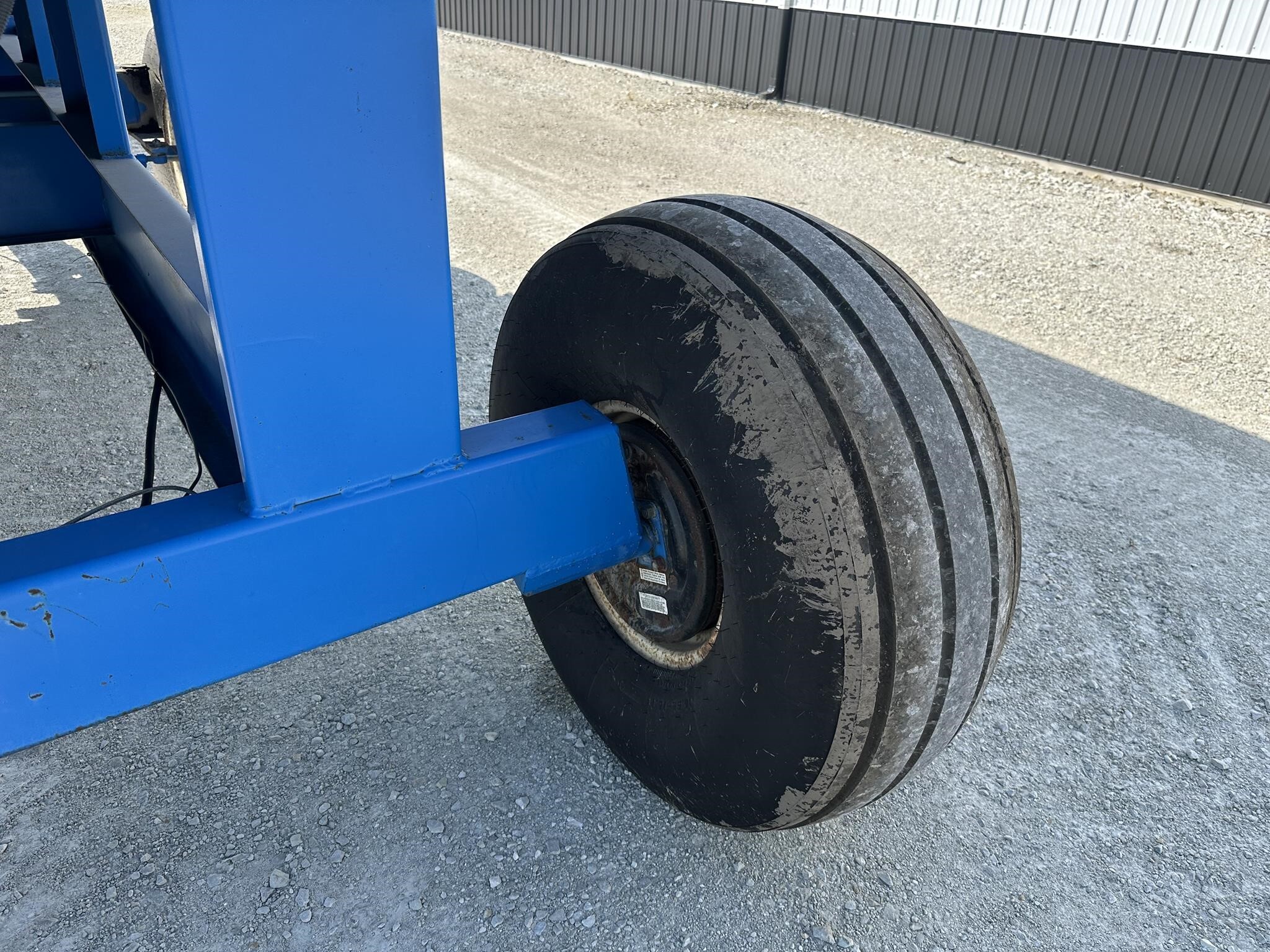  DMI D390 Gravity Wagon