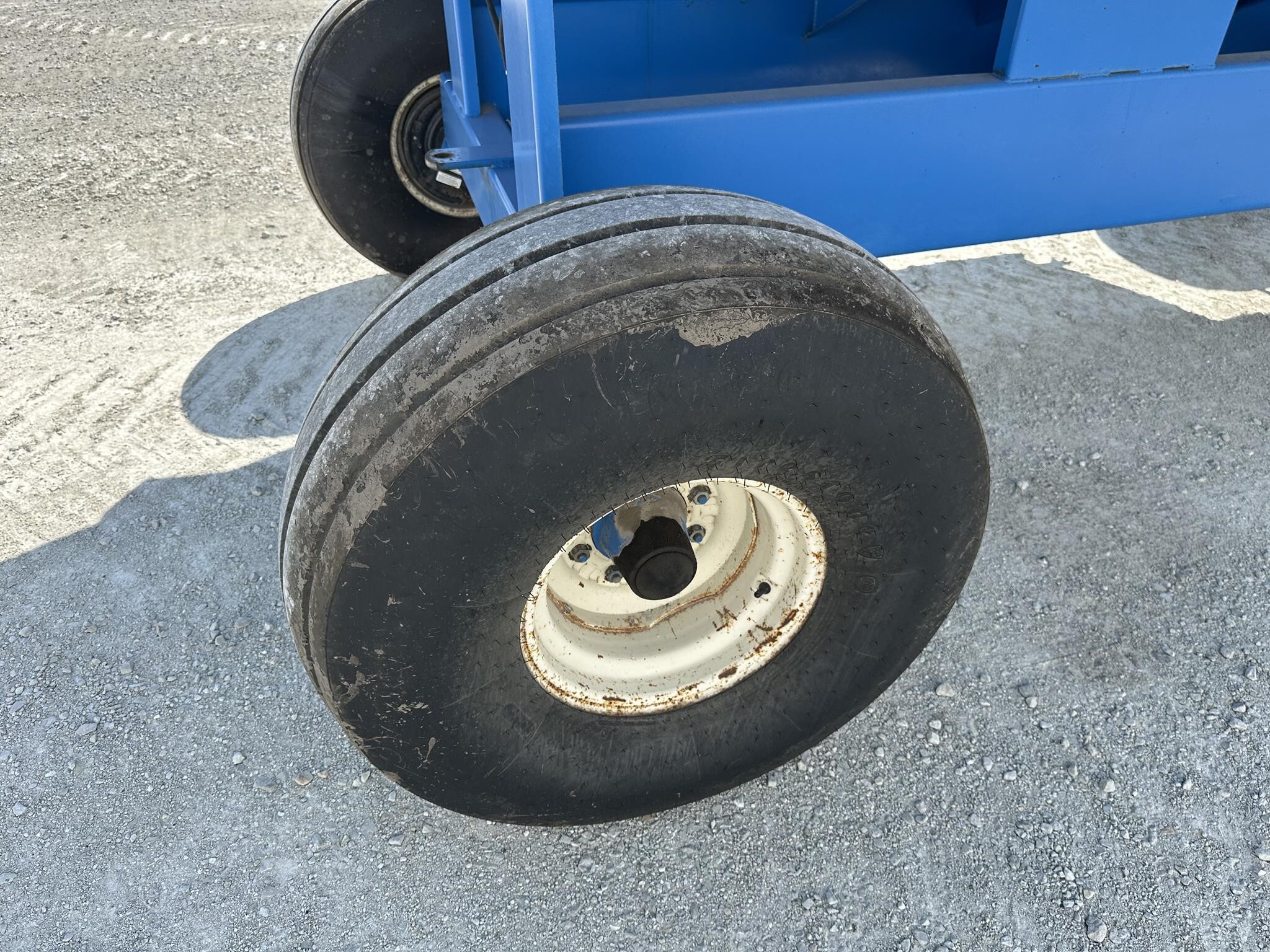  DMI D390 Gravity Wagon