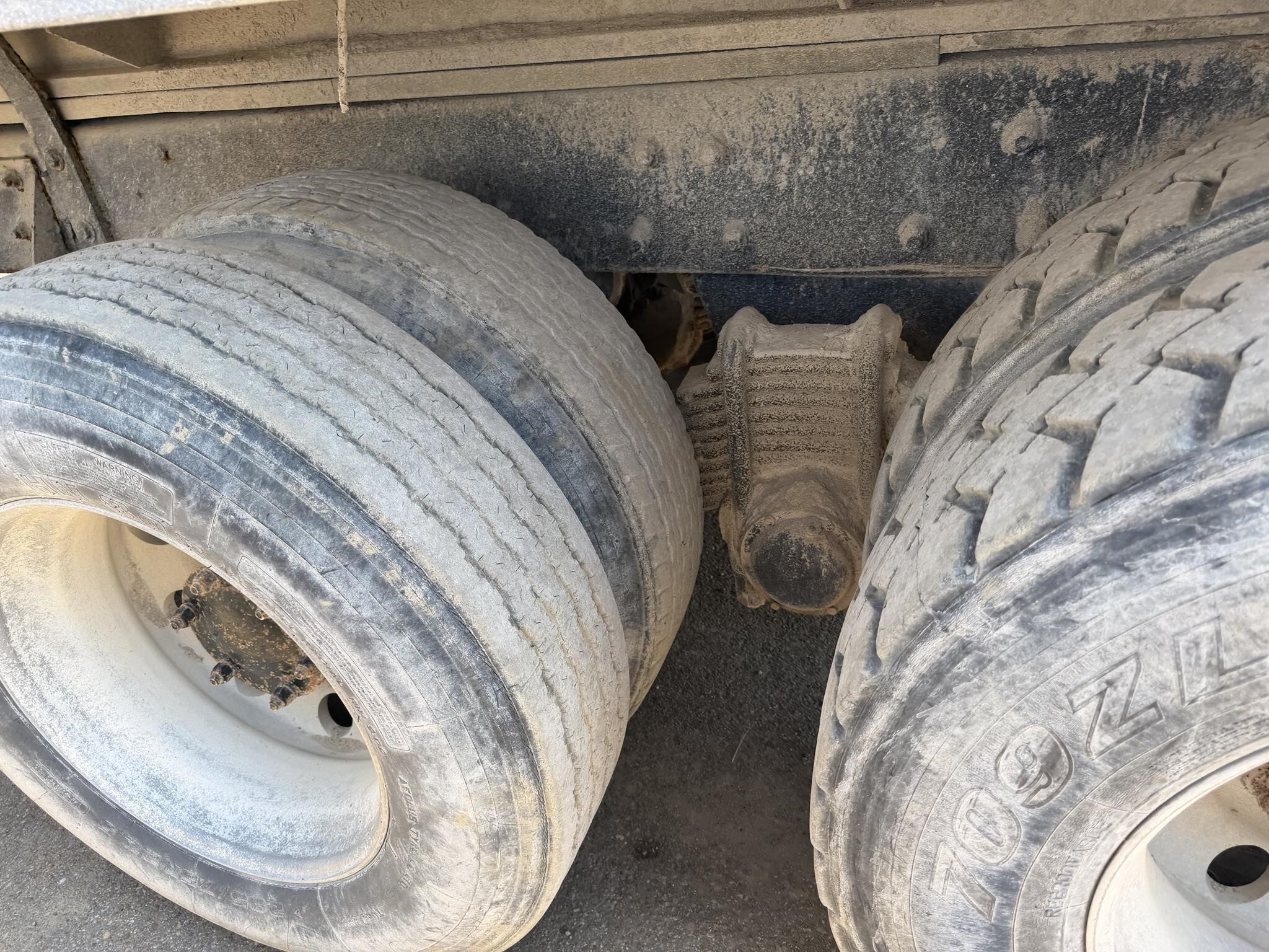 1997 Mack RD688S Semi Trucks/Trailer
