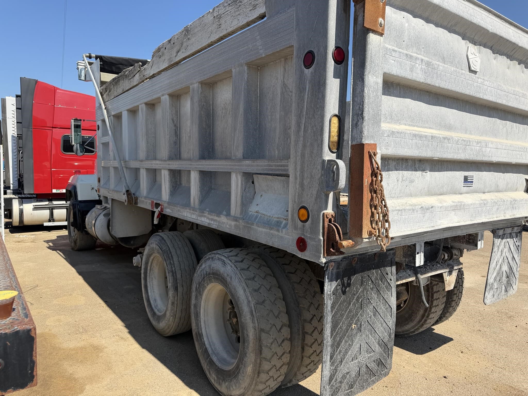 1997 Mack RD688S Semi Trucks/Trailer