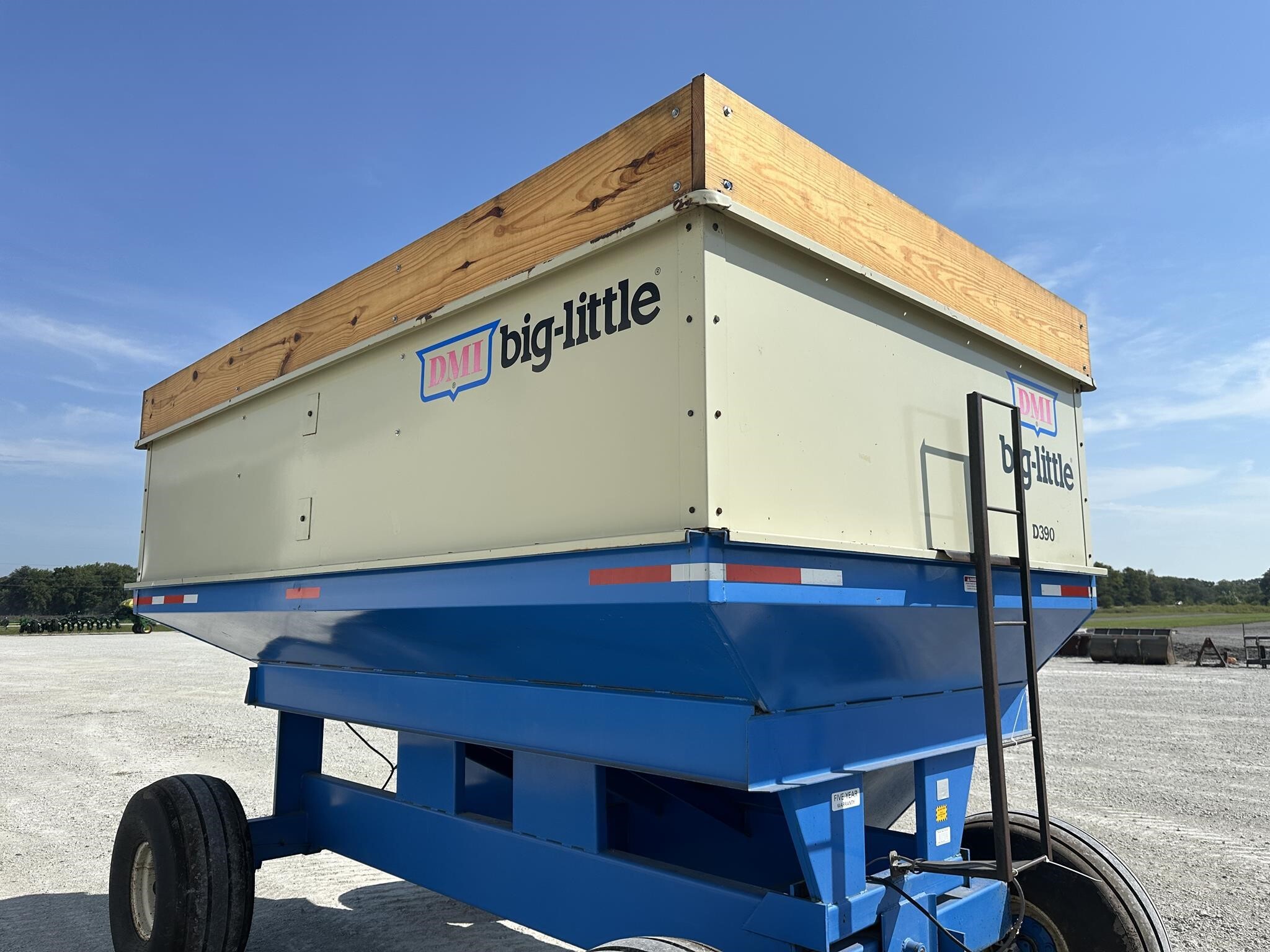  DMI D390 Gravity Wagon