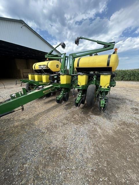  John Deere 1760 Planter