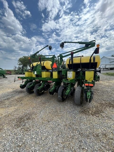  John Deere 1760 Planter