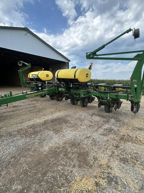  John Deere 1760 Planter