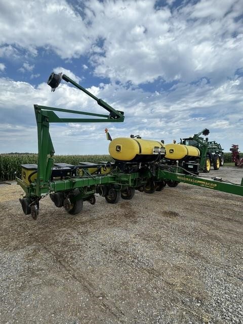 John Deere 1760 Planter
