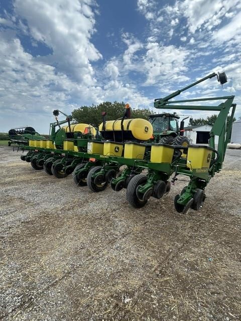  John Deere 1760 Planter