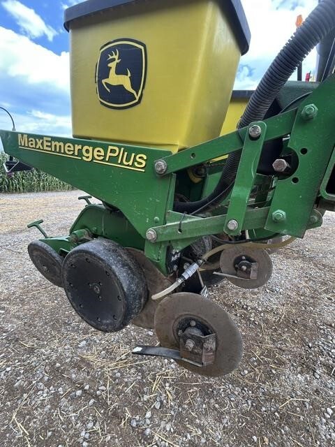  John Deere 1760 Planter