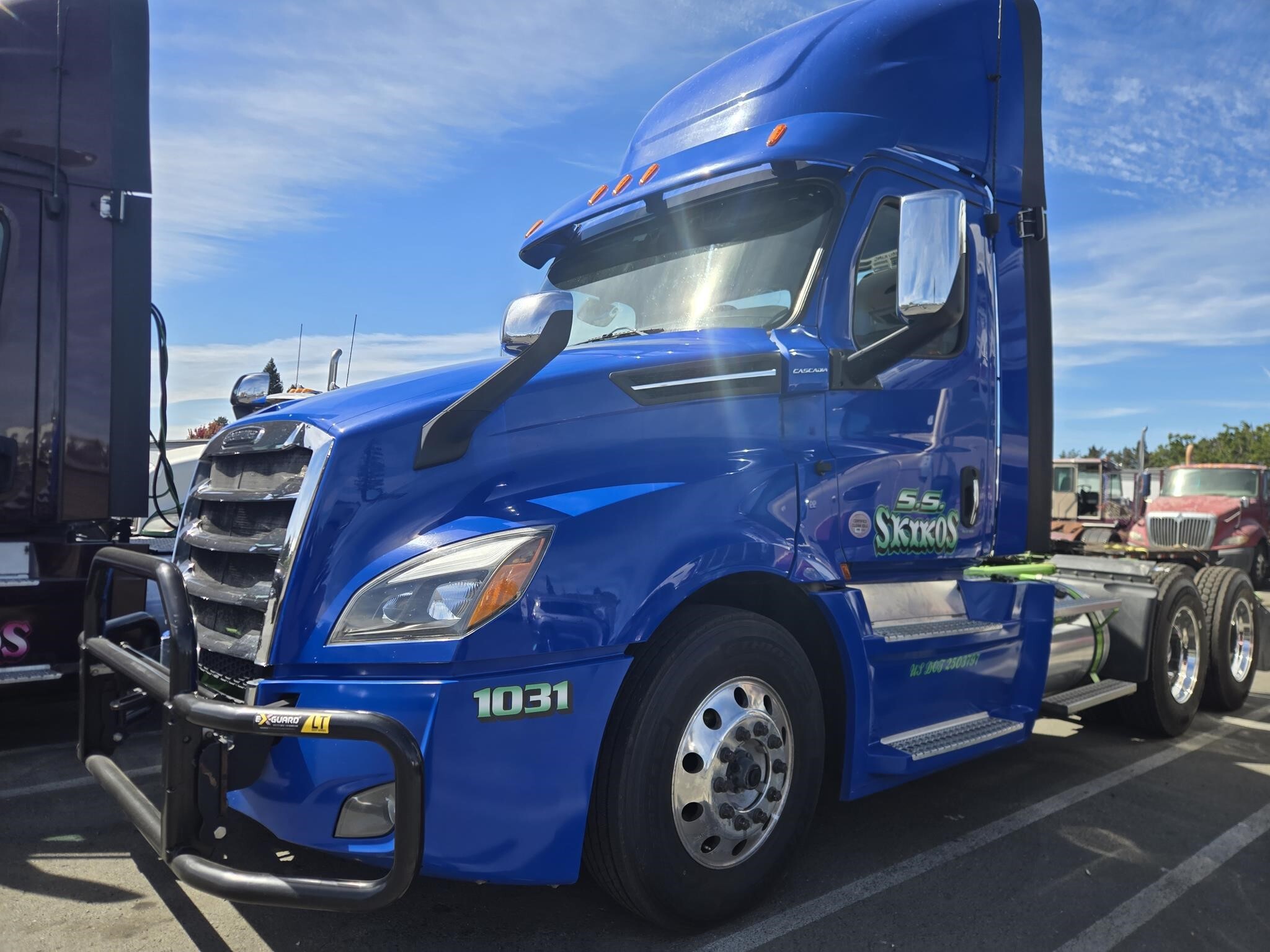 2019 Freightliner Cascadia 126 Semi Trucks/Trailer