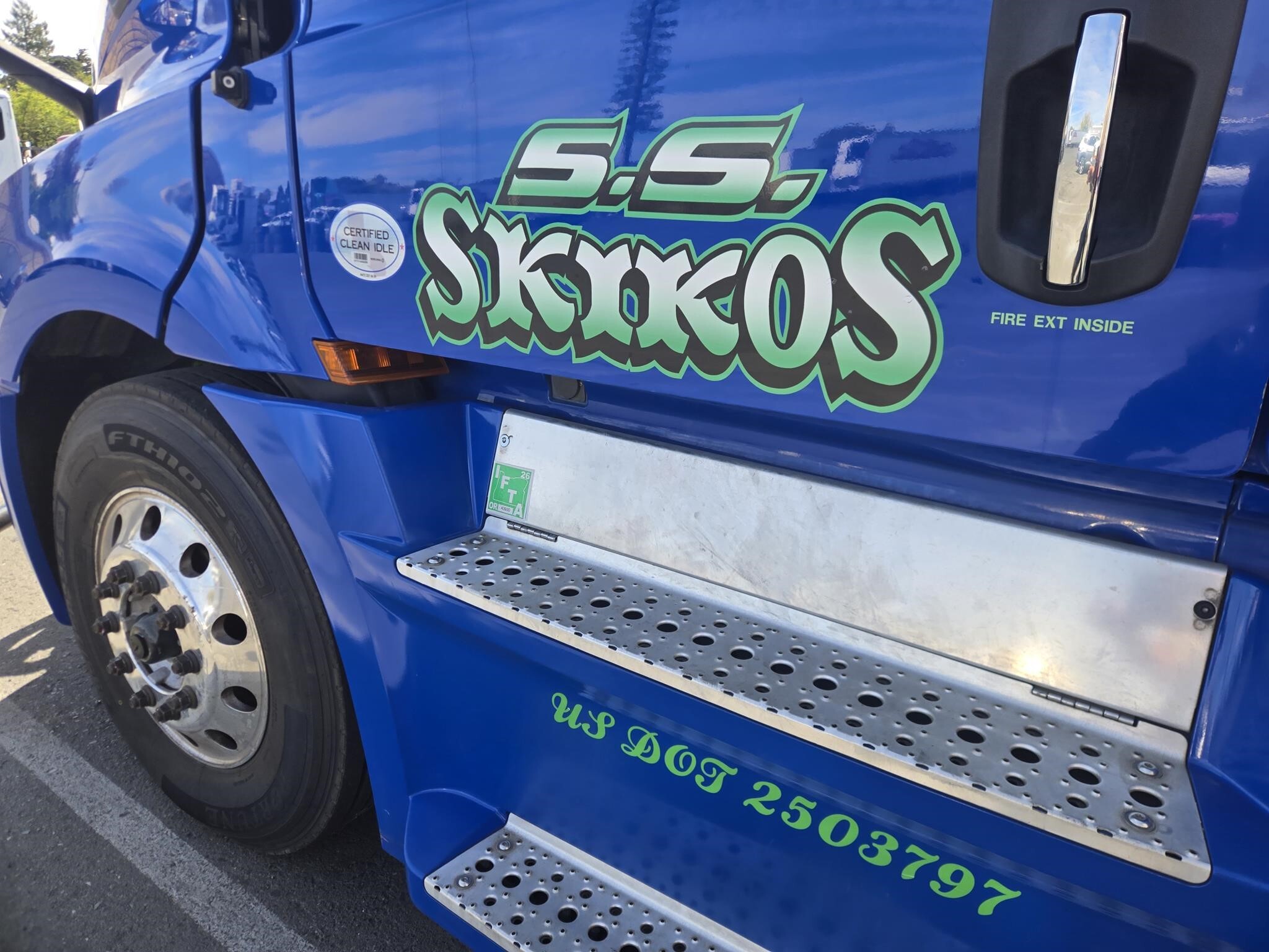 2019 Freightliner Cascadia 126 Semi Trucks/Trailer